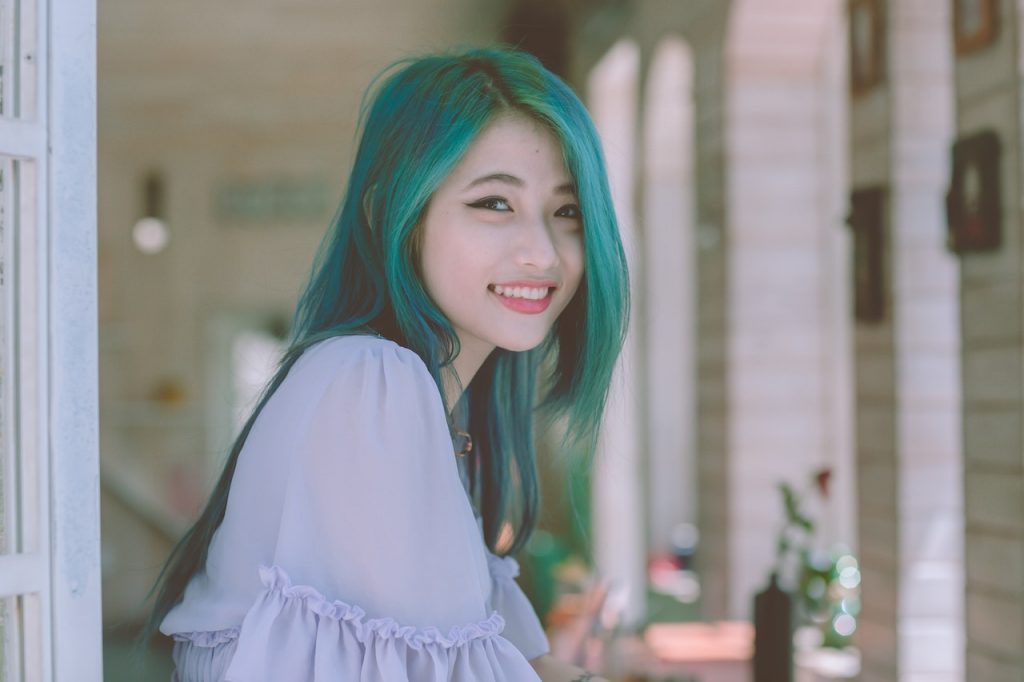 korean-girl-smiling-with-green-hairs