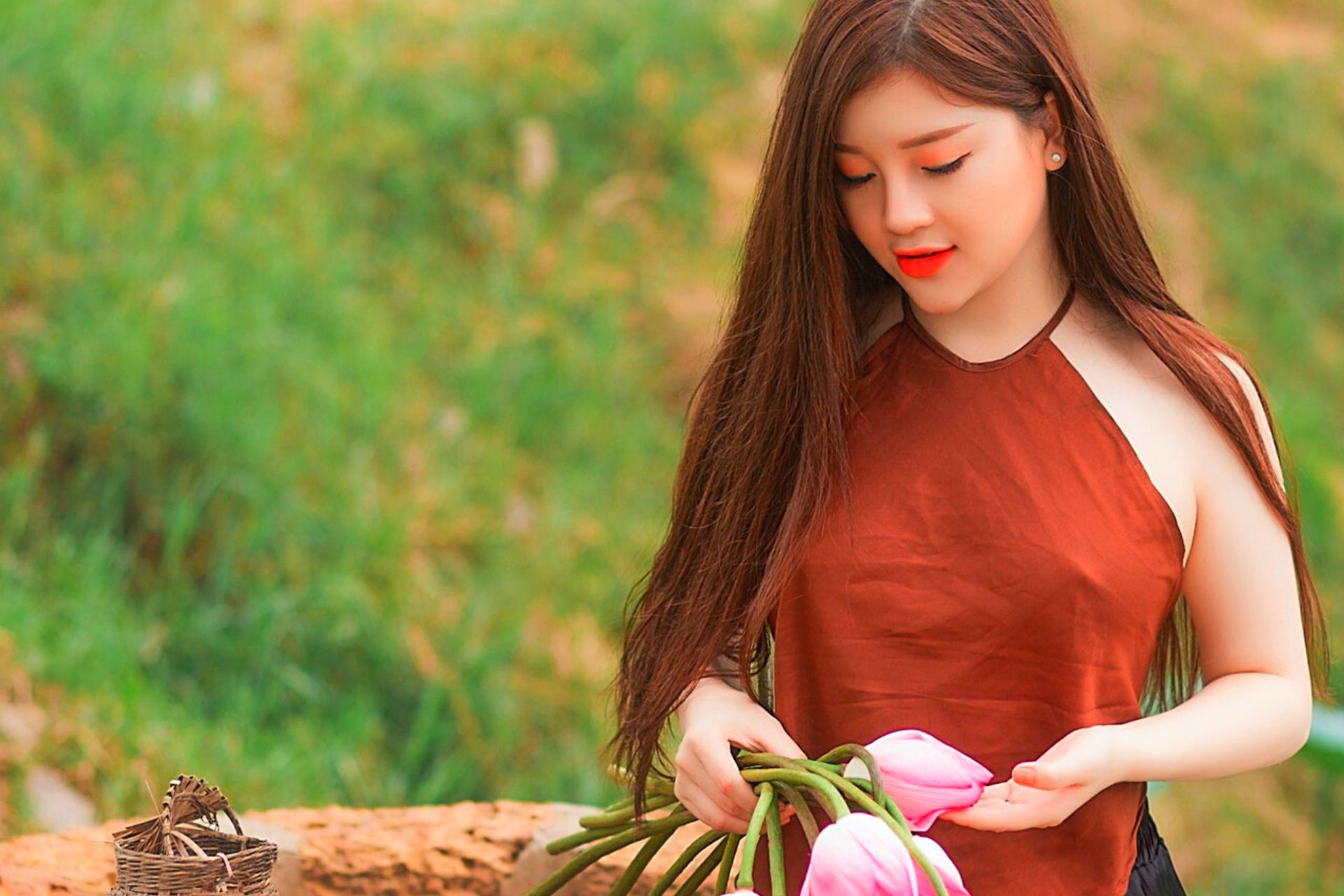Korean-girl-holding-red-tulips-in-hand