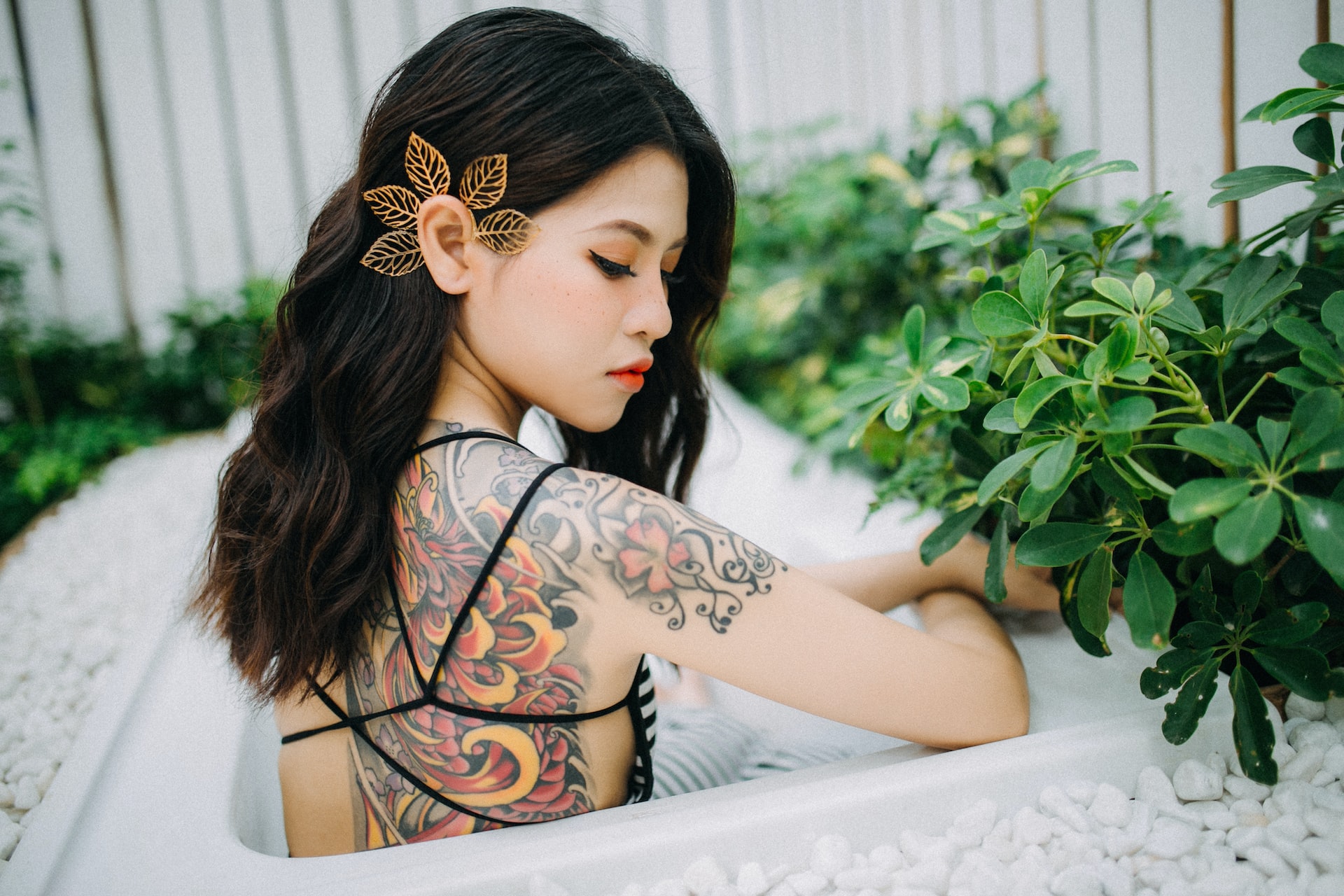 korean-girl-has-a-tattoo-on-her-back