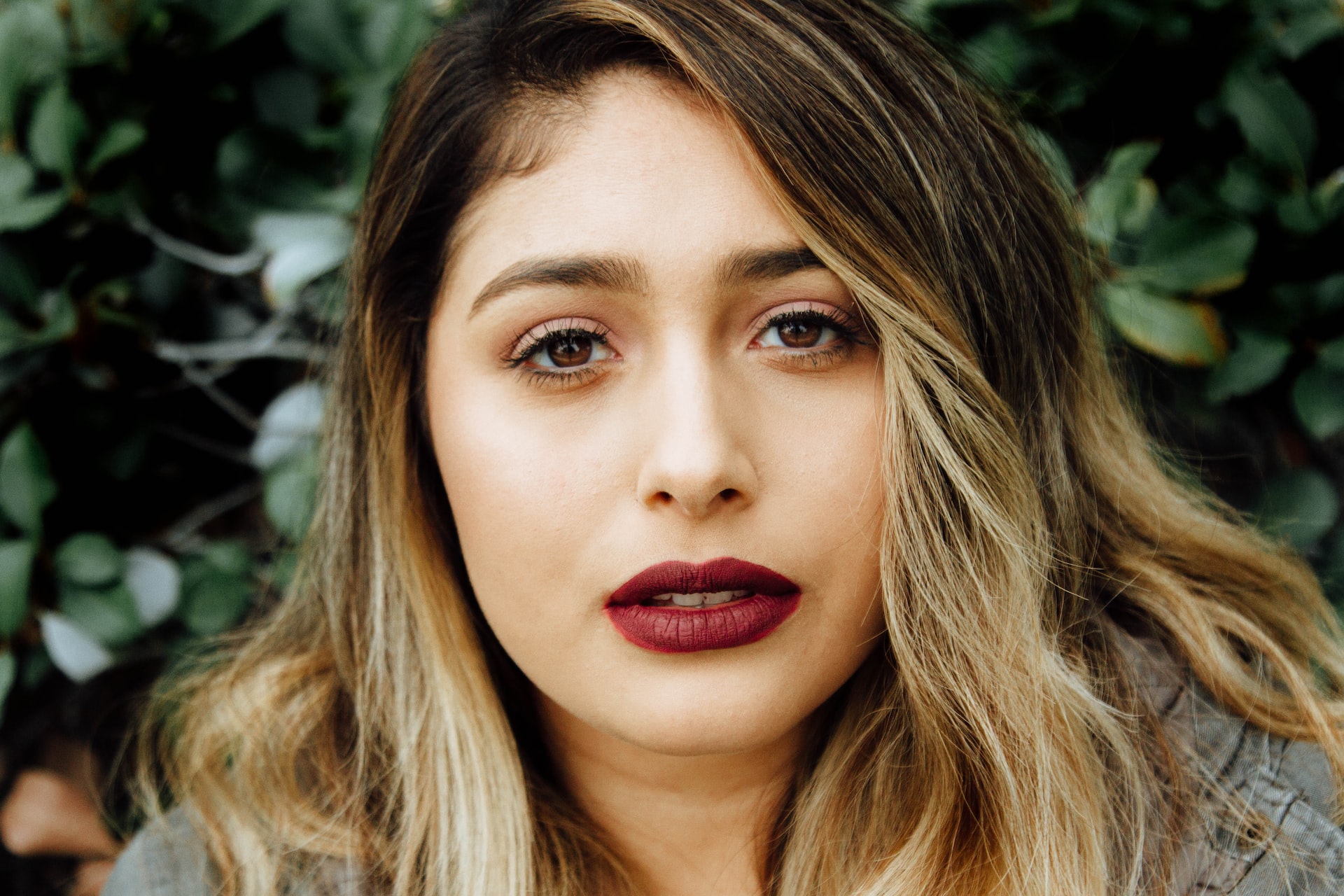 girl with brown hairs and red lips