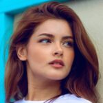 girl showing undertone skin